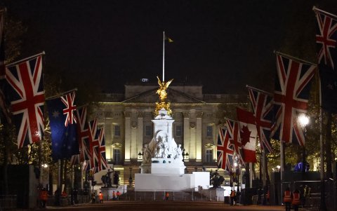 Un hombre fue arrestado con una bolsa de contenido sospechoso en Buckingham.