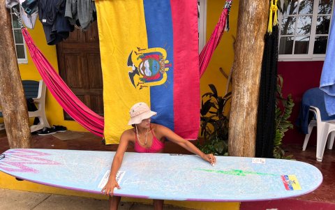 Fanny debe pulir su tabla con cera para que sus pies no resbalen de la misma.