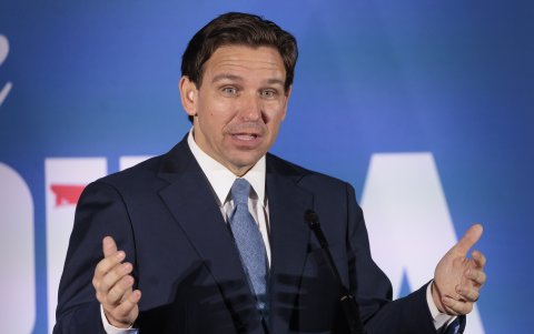 E gobernador de Florida Ron DeSantis mientras habla durante un evento organizado por el grupo 