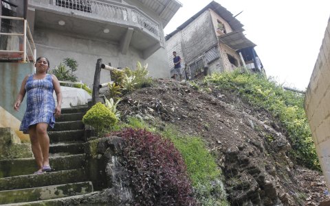 Hay temor en los habitantes de este sector, quienes han vuelto a vivir la caída de piedras y rocas que se desprenden de la ladera del cerro.