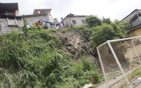 La piedras y otros materiales que caen de la ladera del cerro afecta a las canchas del parque conocido como La Pampa.