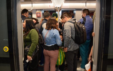 Lleno. Los vagones de los trenes lucieron abarrotados en la tarde, desde la estación El Labrador