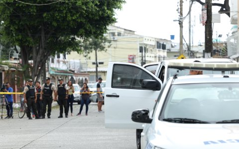 Personal de la Policía Nacional estuvo presente en ambas escenas del crimen.