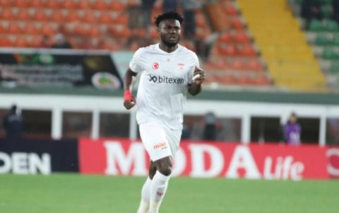 Jordy Caicedo fue titular con el Sivasspor.