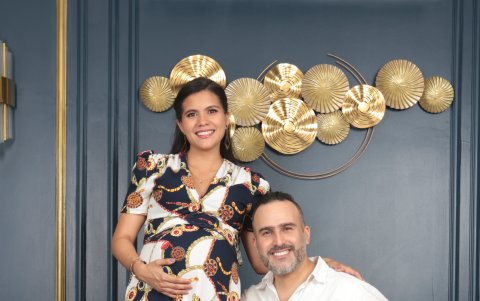Diego junto a su esposa, Mischelle, quien tiene siete meses de embarazo.