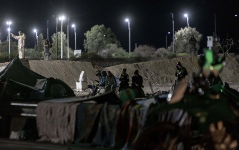 Migrantes en el paso fronterizo Chacalluta, donde esperan tener una rsolución a su favor