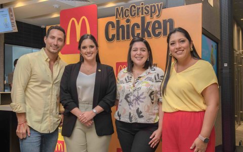 Eduardo Andrade junto a Cecilia Avilés, Gina Castagneto y Paola Caicedo, gerente de Marketing, gerente general y gerente de Comunicación de Arcos Dorados Ecuador, respectivamente.