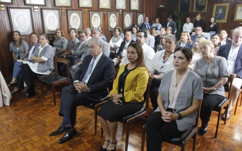 Una gran cantidad de invitados asistieron a la ceremonia de lanzamiento de la Unidad de Educación a Distancia.