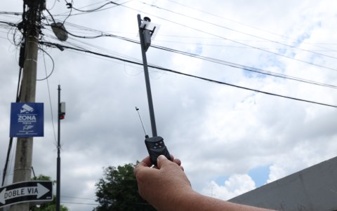 Las sirenas han sido colocadas en las calles donde se han presentado robos y asaltos. Los equipos fueron instalados por un miembro de la comunidad.