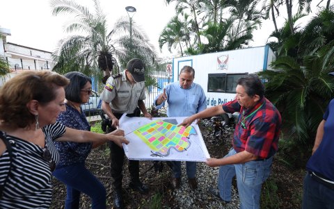 Los residentes de Miraflores muestran con un mapa las avenidas en las que se colocarán sirenas y cámaras.
