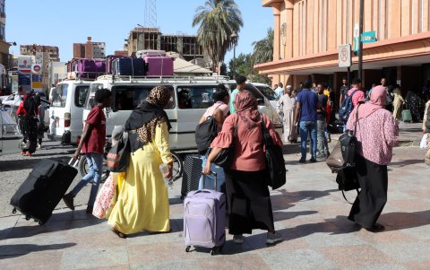 La gente en Sudán busca desesperadamente salir del país de cualquier manera