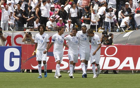 Ganchozo (i) durante su etapa como jugador de Liga de Quito. A su lado (de i a d) Patricio Urrutia, Ezequiel González, Hernán Barcos y Enrique Vera.