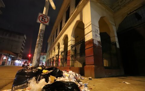 Los alrededores del colegio Rita Lecumberri tienen poca iluminación, pero están llenas de basura y chamberos que desparraman los desperdicios.