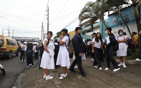 El colegio Veintiocho de Mayo recibe en sus aulas a estudiantes del Dolores Sucre, cuyo plantel tiene paralelos deteriorados.