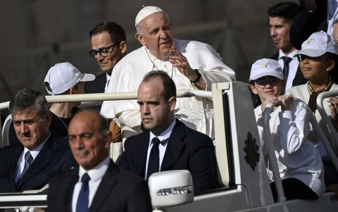 El Papa Francisco (C) saluda a los fieles cuando llega en el papamóvil para su audiencia general semanal en la Plaza de San Pedro, Ciudad del Vaticano, 03 de mayo de 2023.