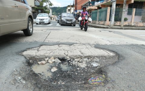 En Jiguas y Avenida Primera, Urdesa, existen grandes baches que afectan a los residentes.