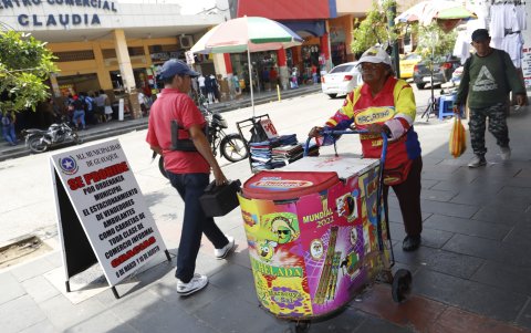 Los informales se pasean pese a que hay letreros que lo prohíben