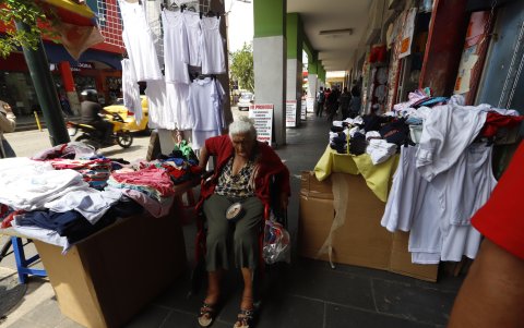 Problemas. Personas con silla de ruedas no logran pasar por los obstáculos