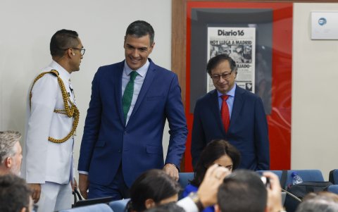 El presidente del Gobierno español, Pedro Sánchez (2i) y el mandatario de Colombia, Gustavo Petro (d) el jueves 4 de mayo,  en el Palacio de la Moncloa en Madrid.