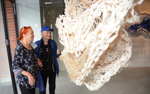 Bozenna Kuyawa y Mónica Riquelme.