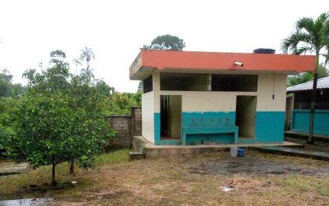 Hay escuelas sin agua potable para el consumo ni para los servicios higiénicos, algunos de los cuales están destruidos.