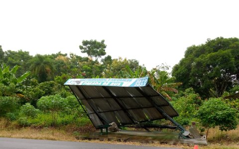 Un paradero de buses cercano a una escuela muestra todavía las huellas de un accidente de tránsito-