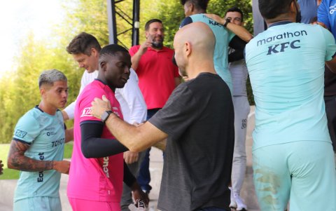 El seleccionador aprovechó las visitas a clubes de Quito y Guayaquil para conversar con los jugadores.