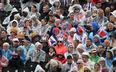 Los espectadores prefirieron cubrirse de la lluvia