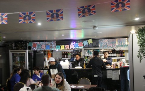 Todo preparado en el restaurante ecuatoriano “Costa Azul” de Londres para realizar esta noche una fiesta con motivo de la coronación