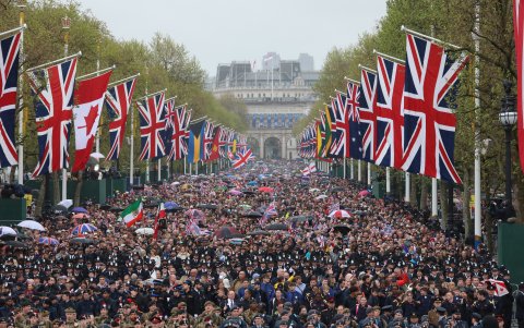 Las calles del centro de Londres se llenaron de espectadores que deseaban ver la coronación de los nuevos reyes.