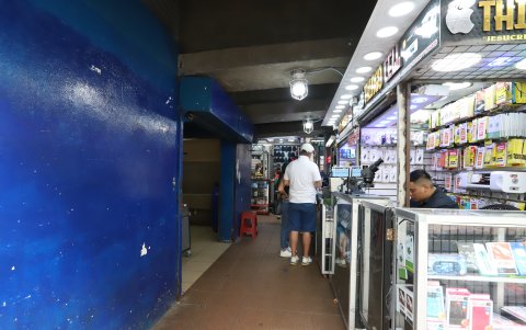 El comercio también llega debajo de estas estructuras.