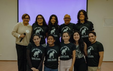 Miembros del Coro de la Juventud en el taller,