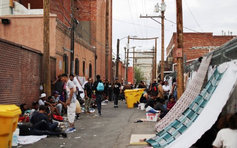 Migrantes acampan en una zona para migrantes que cruzan desde México en los alrededores de la iglesia Sagrado Corazón, en el área central de la ciudad fronteriza de El Paso, Texas (EE.UU.).