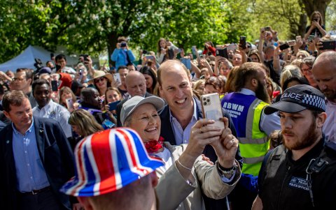El hijo mayor de Lady Di accedió a fotografiarse con más de un ciudadano que le pedía un selfie.