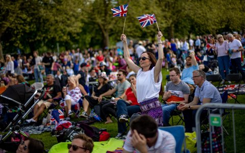 La coronación de Carlos III volcó a los británicos a seguir celebrando en las calles el domingo.