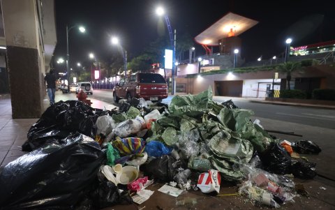 En el centro de Guayaquil se forman estos basurales en horas de la noche.