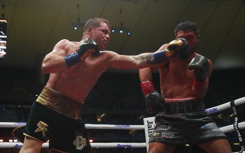 El mexicano Canelo Álvarez (i) castigó al británico John Ryder.