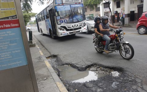 Una muestra del mal estado de las calles en Guayaquil.