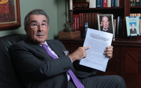 Macías es además miembro del Colegio de abogados del Guayas y de la Inter-Pacific Bar Association.