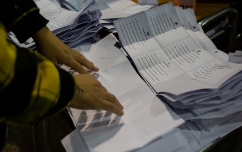 Integrantes de mesa cuentan votos durante el escrutinio de las elecciones del Consejo Constitucional 2023, este 7 de mayo en Viña del Mar (Chile).
