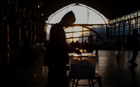 Un total de 2.932 centros de votación abrieron este domingo en Chile para dar inicio a los segundos comicios constituyentes en dos años.