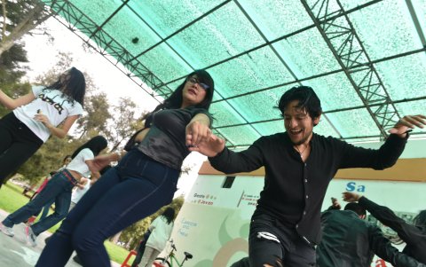 Los participantes pierden el miedo y ganan confianza a medida que van soltando los pasos de baile.