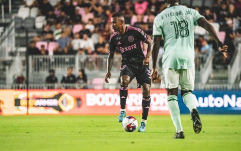 Dixon Arroyo (i), volante central del Inter de Miami participó los 90 minutos contra el Atlanta United.