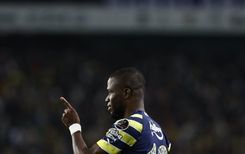Enner Valencia, delantero y goleador del Fenerbahce, volvió tras recuperarse de un golpe la semana anterior.