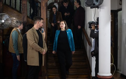 Paulina Vodanovic, presidenta del Partido Socialista, se reúne con militantes de los partidos de la lista D, de Unidad Para Chile, durante el conteo de votos