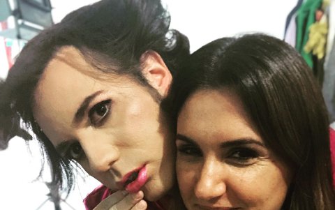 La productora de televisión Catrina Tala y el actor Víctor Aráuz con su personaje La Michi.