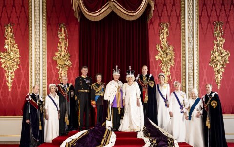 Los recién coronados reyes Carlos III y Camila y otros miembros de la familia real en la foto oficial.