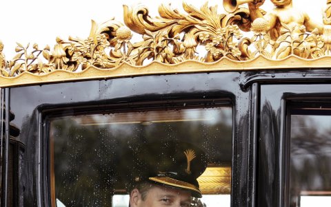 El príncipe William de Gales, durante la coronación de su padre Carlos III, abandonando el palacio de Buckingham.