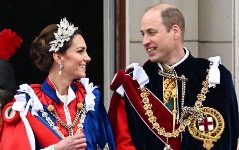 William, príncipe de Gales y Kate princesa de gales, en el balcón del palacio de Buckingham durante la coronación.