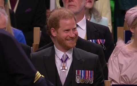 Harry, duque de Sussex, durante la coronación de su padre, a la que asistió solo sin su esposa Meghan de Sussex.